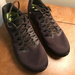Nike men’s size 11 1/2 zoom running shoes.